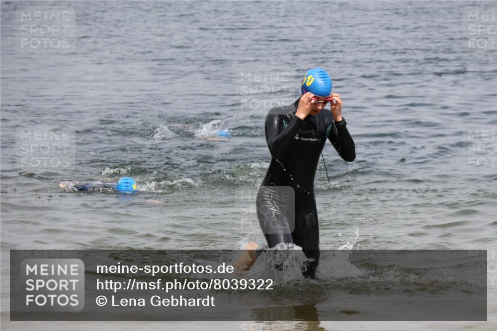 21.06.2025 - 27. Vierlanden-Triathlon Lena Gebhardt http://msf.ph/oto/8039322 15.06.2025 12:34:25 Schwimmen 1085, 1086 meine-sportfotos.de