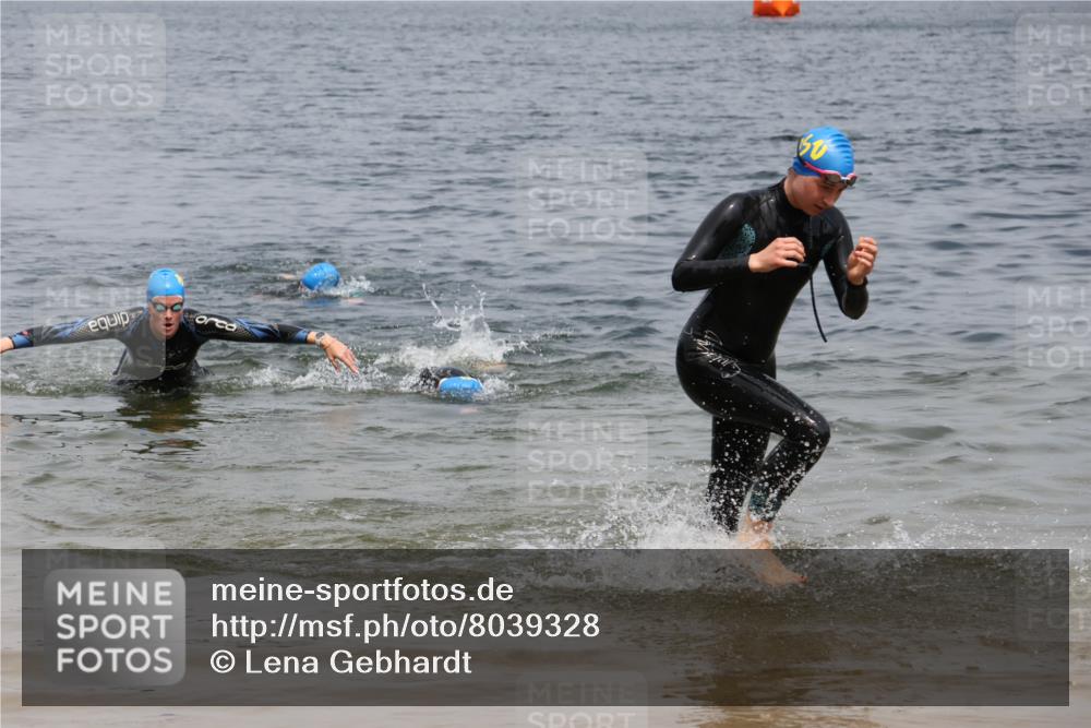 21.06.2025 - 27. Vierlanden-Triathlon Lena Gebhardt http://msf.ph/oto/8039328 15.06.2025 12:34:27 Schwimmen 1085, 1086, 1087 meine-sportfotos.de