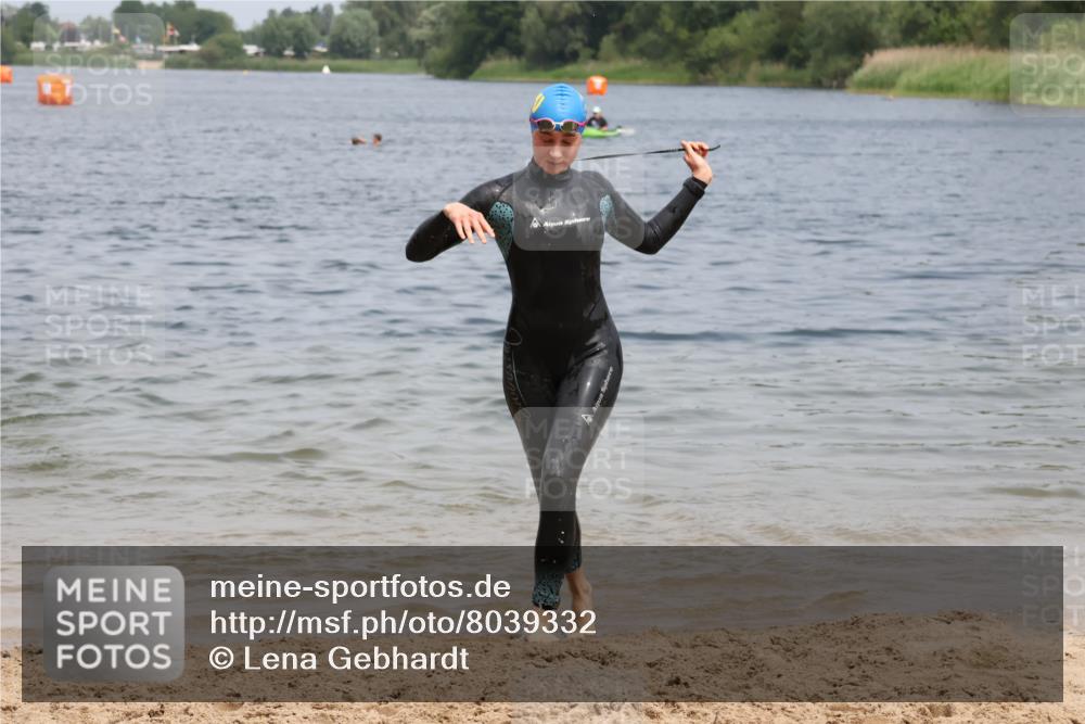 21.06.2025 - 27. Vierlanden-Triathlon Lena Gebhardt http://msf.ph/oto/8039332 15.06.2025 12:34:30 Schwimmen 1085, 1086, 1087 meine-sportfotos.de