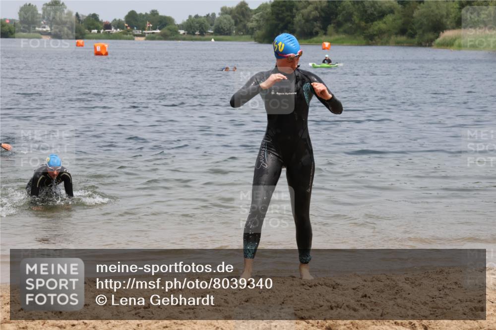 21.06.2025 - 27. Vierlanden-Triathlon Lena Gebhardt http://msf.ph/oto/8039340 15.06.2025 12:34:31 Schwimmen 1085, 1086, 1087 meine-sportfotos.de
