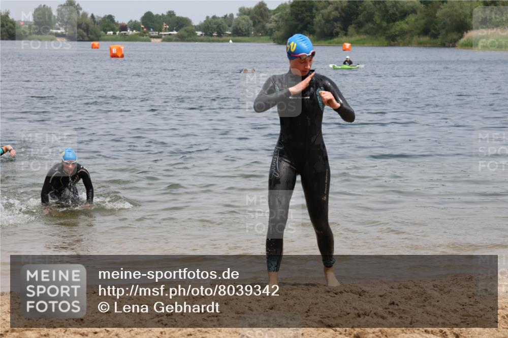 21.06.2025 - 27. Vierlanden-Triathlon Lena Gebhardt http://msf.ph/oto/8039342 15.06.2025 12:34:31 Schwimmen 1085, 1086, 1087 meine-sportfotos.de