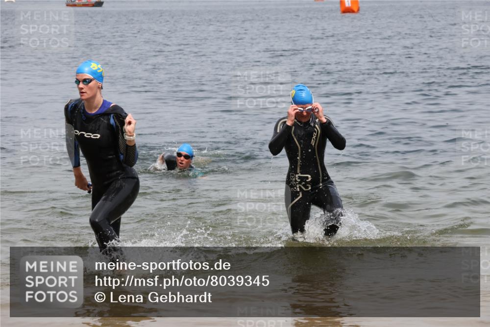 21.06.2025 - 27. Vierlanden-Triathlon Lena Gebhardt http://msf.ph/oto/8039345 15.06.2025 12:34:32 Schwimmen 1085, 1086, 1087 meine-sportfotos.de