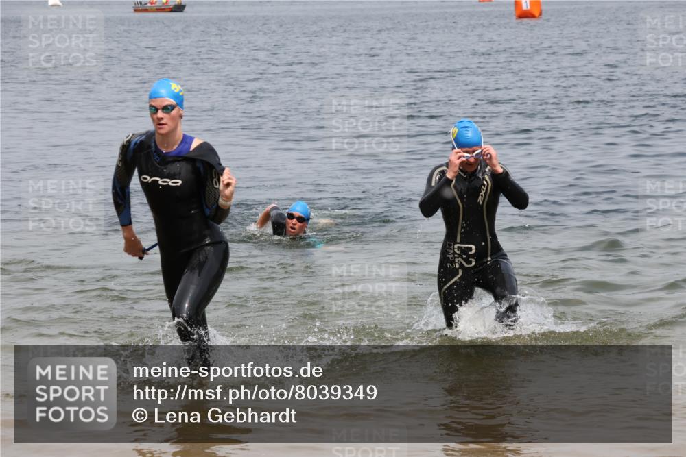 21.06.2025 - 27. Vierlanden-Triathlon Lena Gebhardt http://msf.ph/oto/8039349 15.06.2025 12:34:32 Schwimmen 1085, 1086, 1087 meine-sportfotos.de