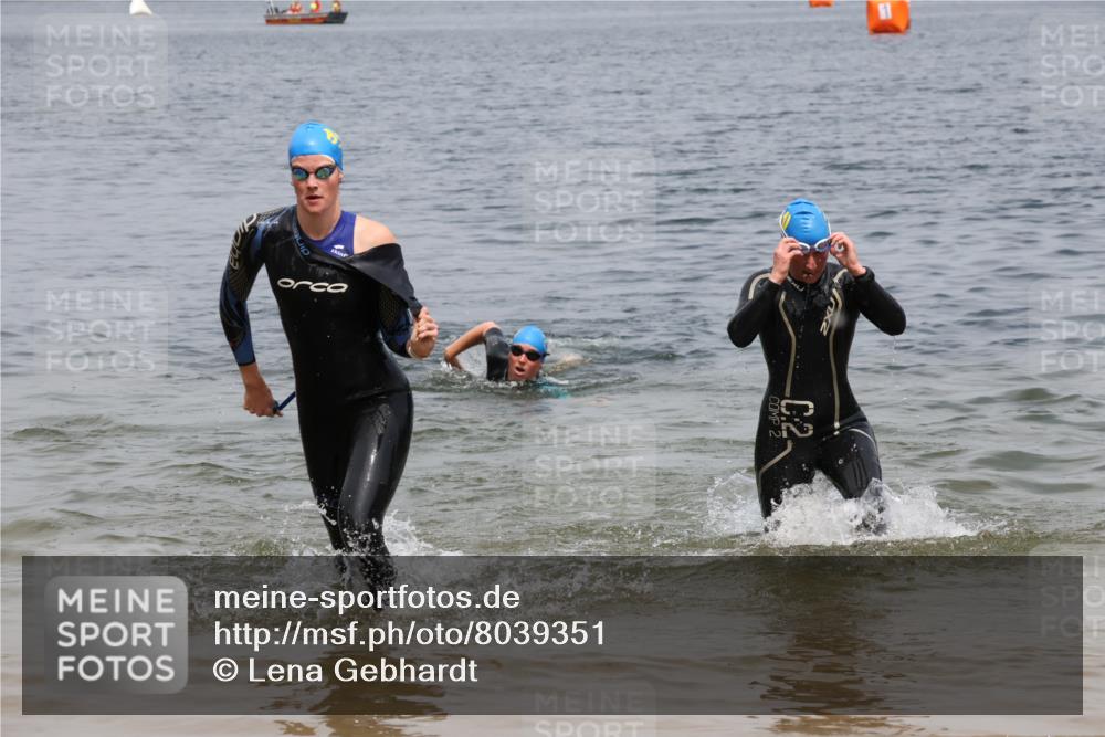 21.06.2025 - 27. Vierlanden-Triathlon Lena Gebhardt http://msf.ph/oto/8039351 15.06.2025 12:34:32 Schwimmen 1085, 1086, 1087 meine-sportfotos.de
