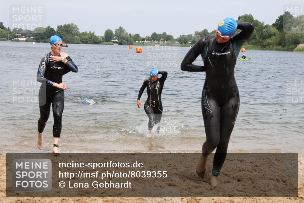 21.06.2025 - 27. Vierlanden-Triathlon Lena Gebhardt http://msf.ph/oto/8039355 15.06.2025 12:34:33 Schwimmen 1085, 1086, 1087, 1088 meine-sportfotos.de