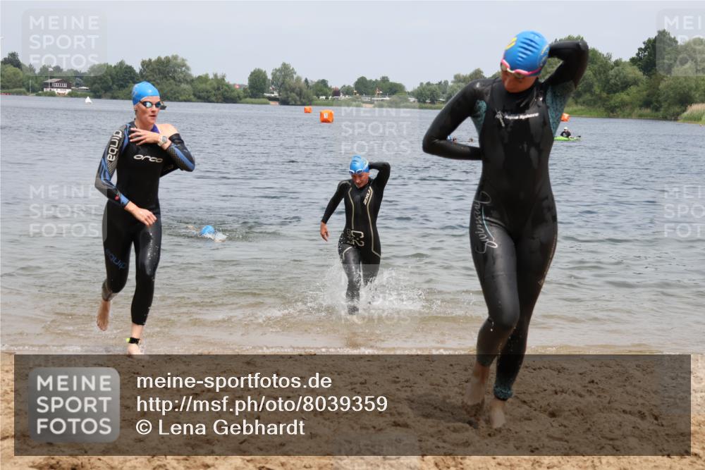 21.06.2025 - 27. Vierlanden-Triathlon Lena Gebhardt http://msf.ph/oto/8039359 15.06.2025 12:34:34 Schwimmen 1085, 1086, 1087, 1088 meine-sportfotos.de