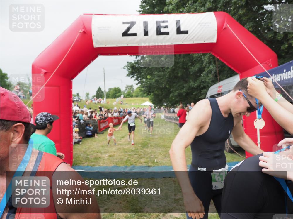 21.06.2025 - 27. Vierlanden-Triathlon MichiJ http://msf.ph/oto/8039361 15.06.2026 13:20:31 Ziel 641, 678, 688, 694, 709, 741, 840 meine-sportfotos.de