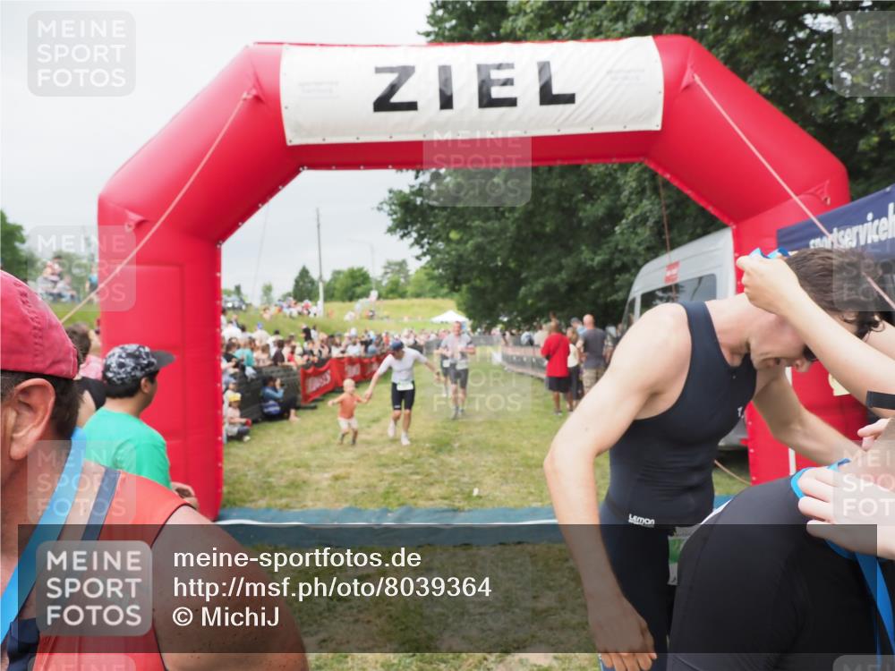 21.06.2025 - 27. Vierlanden-Triathlon MichiJ http://msf.ph/oto/8039364 15.06.2026 13:20:31 Ziel 641, 678, 688, 694, 709, 741, 840 meine-sportfotos.de
