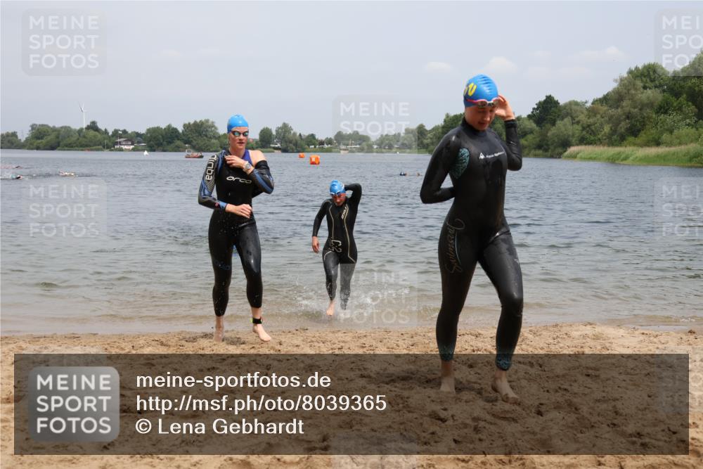 21.06.2025 - 27. Vierlanden-Triathlon Lena Gebhardt http://msf.ph/oto/8039365 15.06.2025 12:34:34 Schwimmen 1085, 1086, 1087, 1088 meine-sportfotos.de