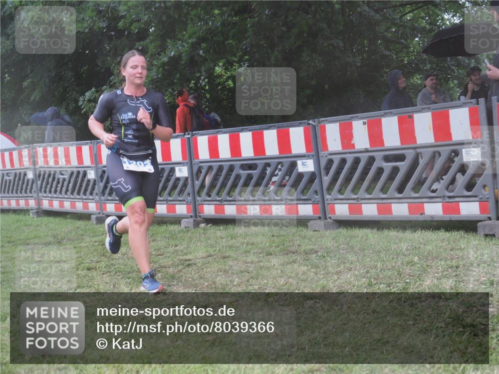 21.06.2025 - 27. Vierlanden-Triathlon KatJ http://msf.ph/oto/8039366 15.06.2025 14:22:58 Ziel 1202, 1270 meine-sportfotos.de