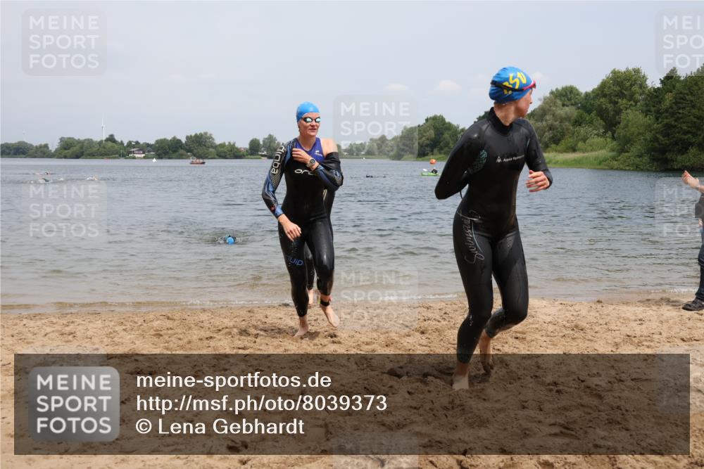 21.06.2025 - 27. Vierlanden-Triathlon Lena Gebhardt http://msf.ph/oto/8039373 15.06.2025 12:34:35 Schwimmen 1085, 1086, 1087, 1088 meine-sportfotos.de