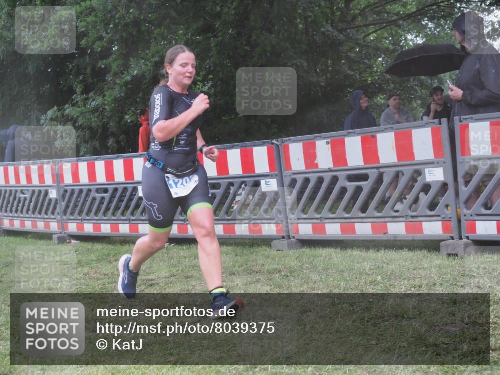 21.06.2025 - 27. Vierlanden-Triathlon KatJ http://msf.ph/oto/8039375 15.06.2025 14:22:58 Ziel 1202, 1270 meine-sportfotos.de