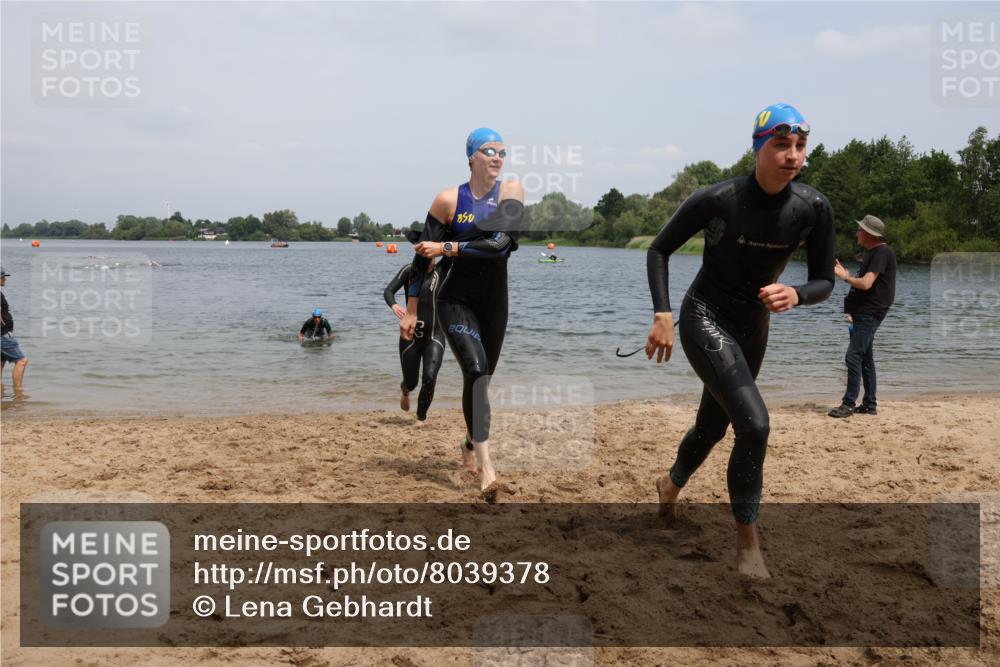 21.06.2025 - 27. Vierlanden-Triathlon Lena Gebhardt http://msf.ph/oto/8039378 15.06.2025 12:34:35 Schwimmen 1085, 1086, 1087, 1088 meine-sportfotos.de