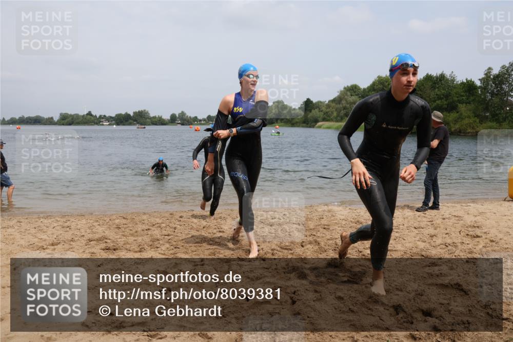 21.06.2025 - 27. Vierlanden-Triathlon Lena Gebhardt http://msf.ph/oto/8039381 15.06.2025 12:34:35 Schwimmen 1085, 1086, 1087, 1088 meine-sportfotos.de