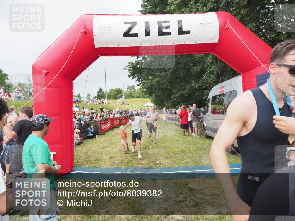 21.06.2025 - 27. Vierlanden-Triathlon MichiJ http://msf.ph/oto/8039382 15.06.2026 13:20:32 Ziel 641, 678, 688, 694, 709, 741, 840 meine-sportfotos.de