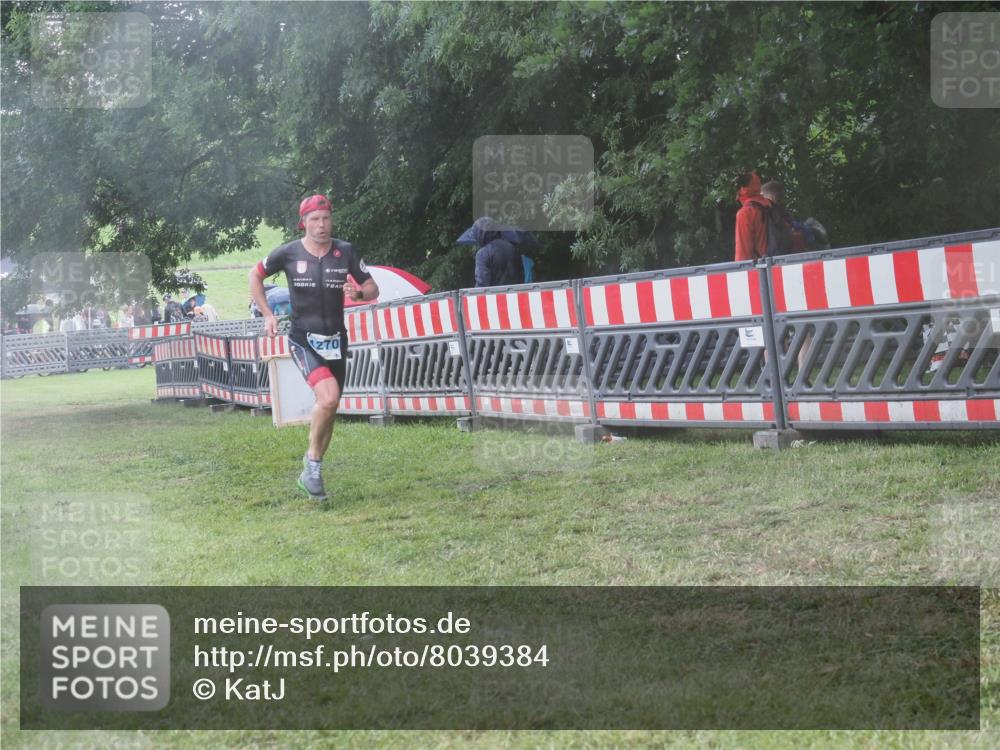 21.06.2025 - 27. Vierlanden-Triathlon KatJ http://msf.ph/oto/8039384 15.06.2025 14:23:03 Ziel 1270, 1275 meine-sportfotos.de