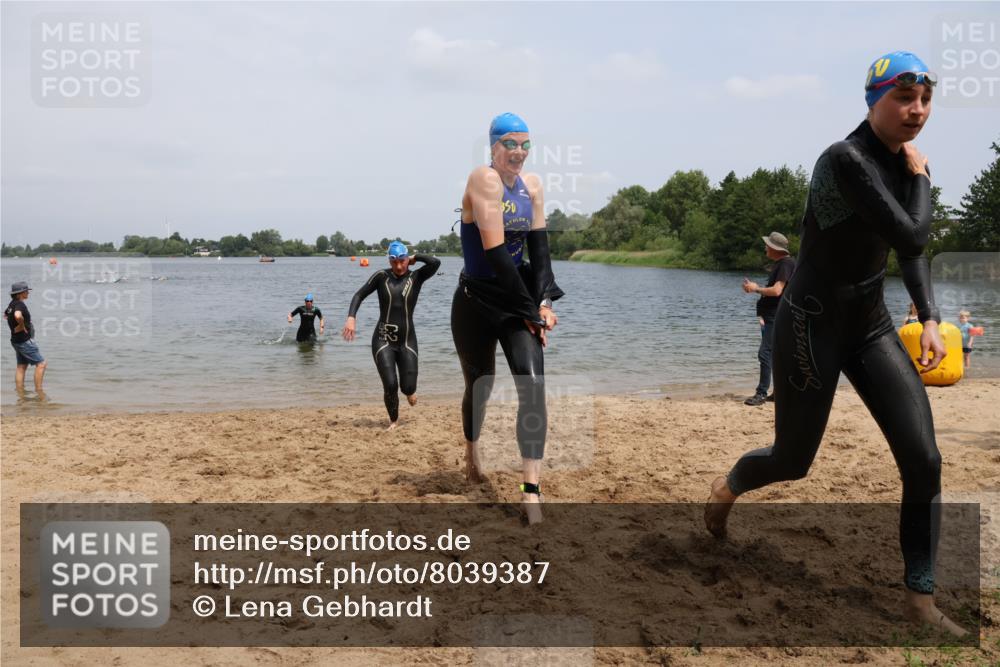 21.06.2025 - 27. Vierlanden-Triathlon Lena Gebhardt http://msf.ph/oto/8039387 15.06.2025 12:34:36 Schwimmen 1085, 1086, 1087, 1088 meine-sportfotos.de
