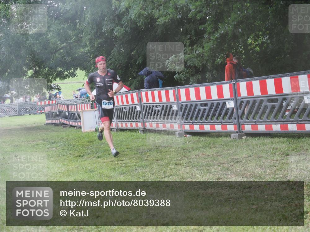 21.06.2025 - 27. Vierlanden-Triathlon KatJ http://msf.ph/oto/8039388 15.06.2025 14:23:03 Ziel 1270, 1275 meine-sportfotos.de