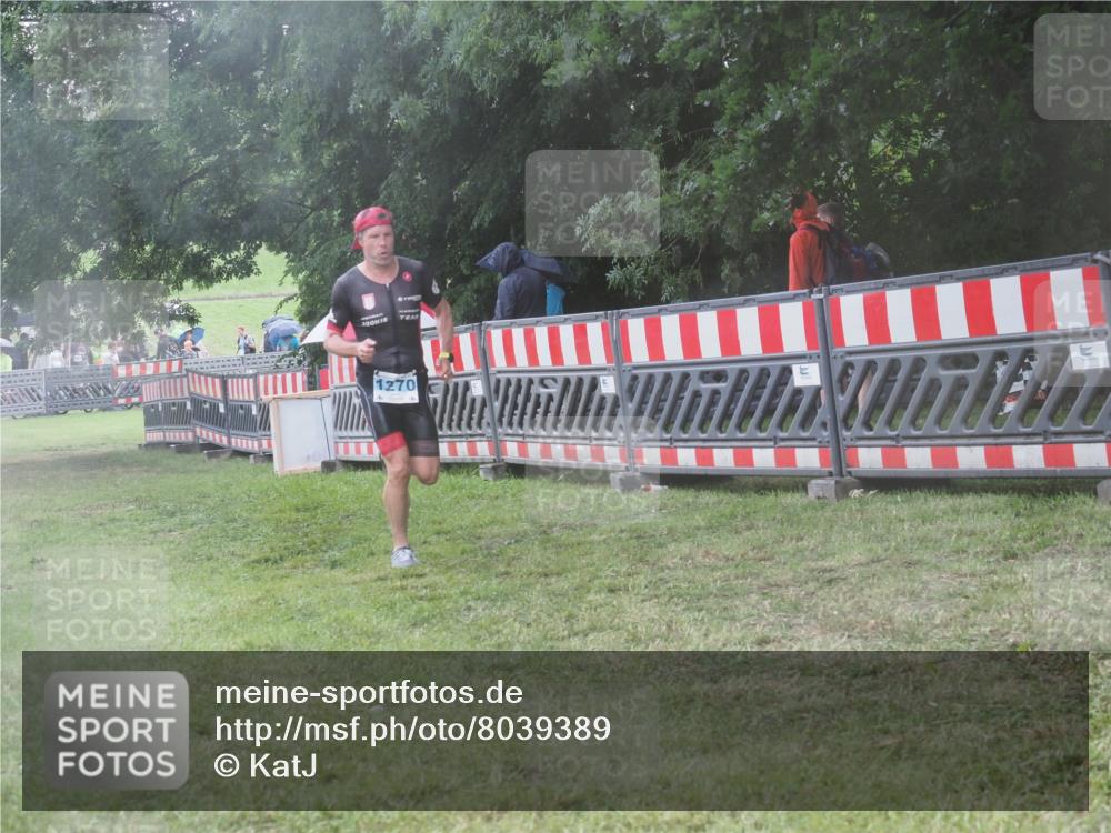 21.06.2025 - 27. Vierlanden-Triathlon KatJ http://msf.ph/oto/8039389 15.06.2025 14:23:03 Ziel 1270, 1275 meine-sportfotos.de