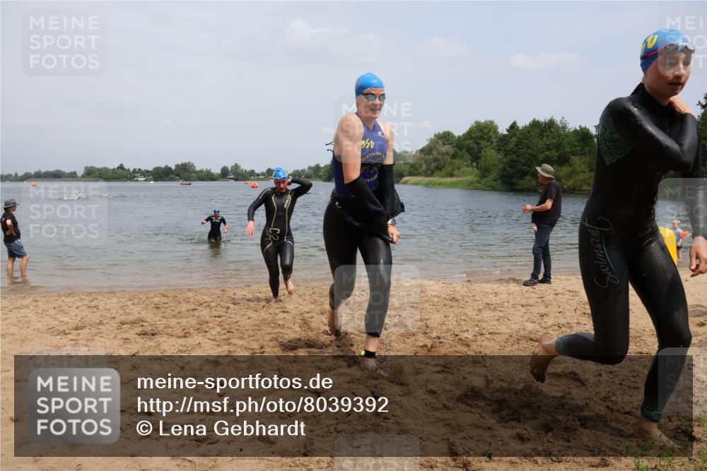 21.06.2025 - 27. Vierlanden-Triathlon Lena Gebhardt http://msf.ph/oto/8039392 15.06.2025 12:34:36 Schwimmen 1085, 1086, 1087, 1088 meine-sportfotos.de