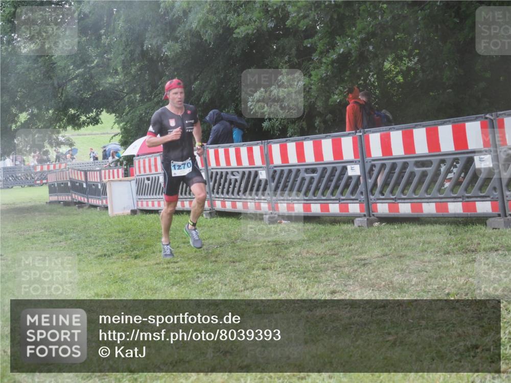 21.06.2025 - 27. Vierlanden-Triathlon KatJ http://msf.ph/oto/8039393 15.06.2025 14:23:04 Ziel 1270, 1275 meine-sportfotos.de