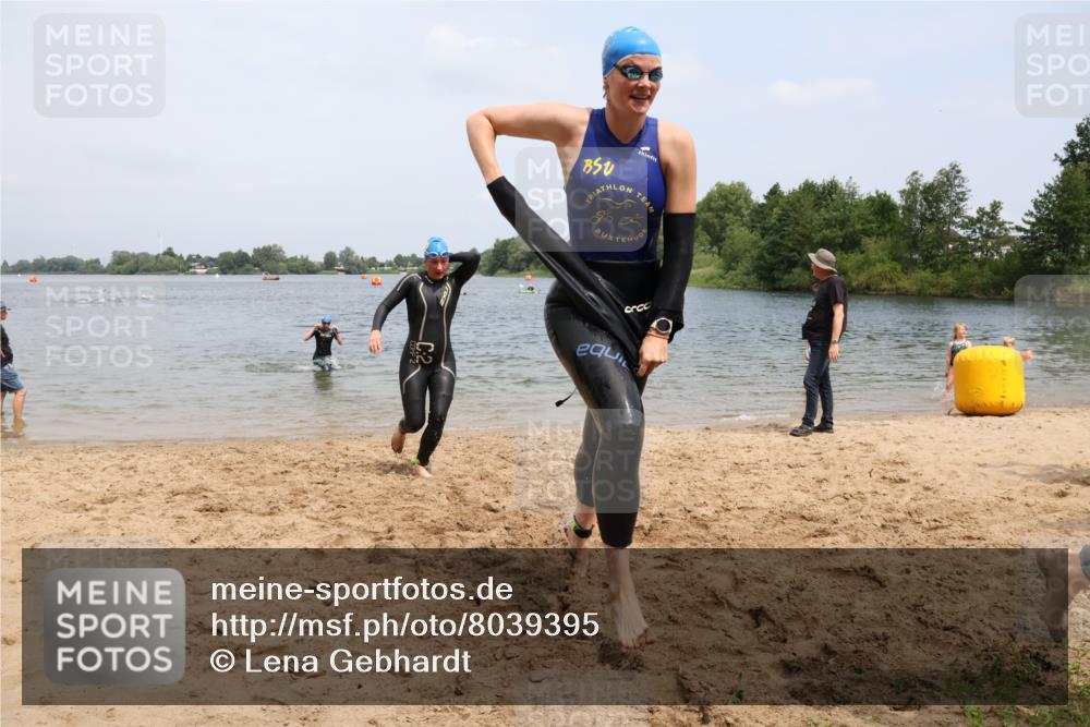 21.06.2025 - 27. Vierlanden-Triathlon Lena Gebhardt http://msf.ph/oto/8039395 15.06.2025 12:34:36 Schwimmen 1085, 1086, 1087, 1088 meine-sportfotos.de