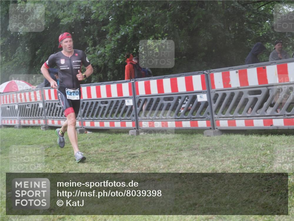 21.06.2025 - 27. Vierlanden-Triathlon KatJ http://msf.ph/oto/8039398 15.06.2025 14:23:04 Ziel 1270, 1275 meine-sportfotos.de