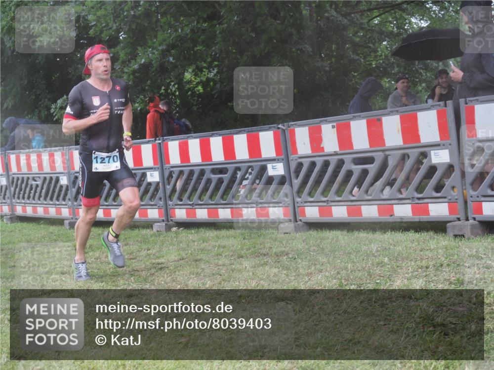 21.06.2025 - 27. Vierlanden-Triathlon KatJ http://msf.ph/oto/8039403 15.06.2025 14:23:04 Ziel 1270, 1275 meine-sportfotos.de