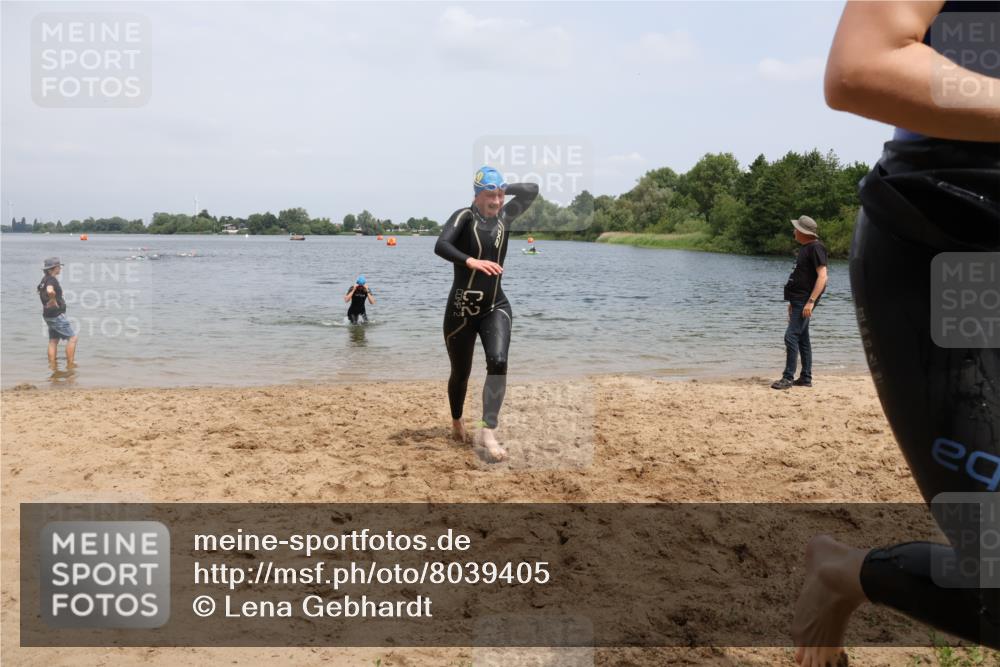 21.06.2025 - 27. Vierlanden-Triathlon Lena Gebhardt http://msf.ph/oto/8039405 15.06.2025 12:34:37 Schwimmen 1085, 1086, 1087, 1088 meine-sportfotos.de