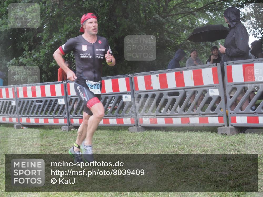 21.06.2025 - 27. Vierlanden-Triathlon KatJ http://msf.ph/oto/8039409 15.06.2025 14:23:05 Ziel 1270, 1275 meine-sportfotos.de
