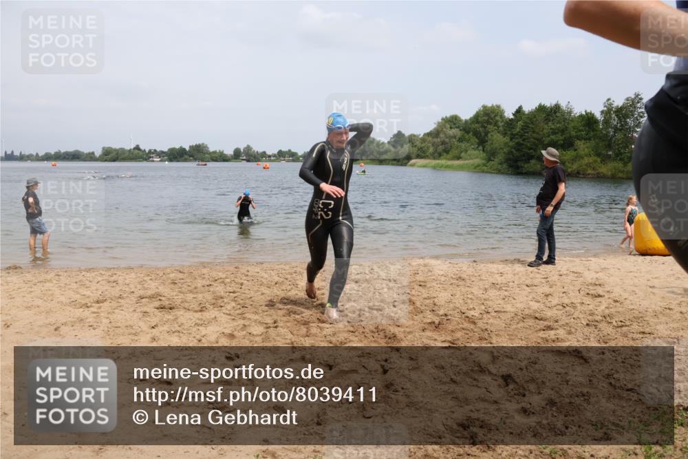 21.06.2025 - 27. Vierlanden-Triathlon Lena Gebhardt http://msf.ph/oto/8039411 15.06.2025 12:34:37 Schwimmen 1085, 1086, 1087, 1088 meine-sportfotos.de
