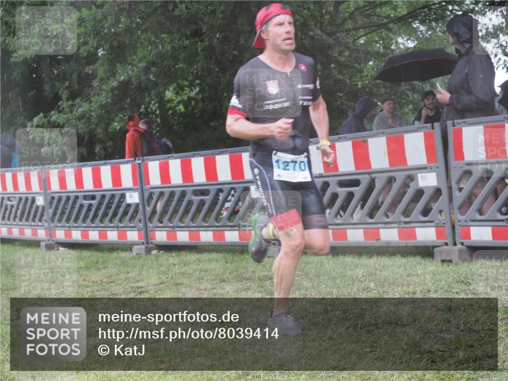 21.06.2025 - 27. Vierlanden-Triathlon KatJ http://msf.ph/oto/8039414 15.06.2025 14:23:05 Ziel 1270, 1275 meine-sportfotos.de