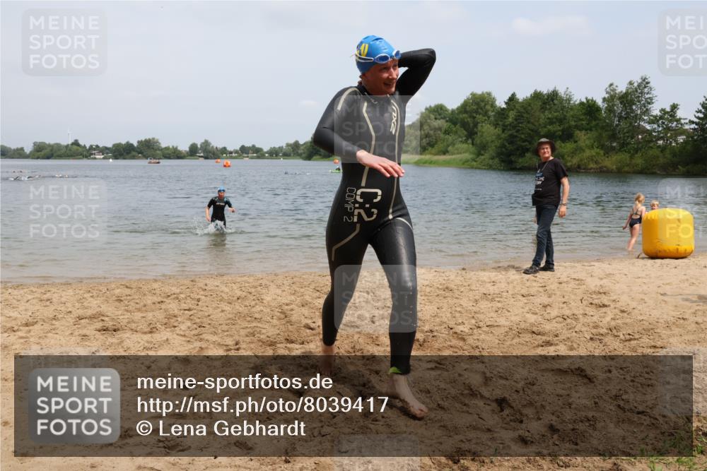 21.06.2025 - 27. Vierlanden-Triathlon Lena Gebhardt http://msf.ph/oto/8039417 15.06.2025 12:34:37 Schwimmen 1085, 1086, 1087, 1088 meine-sportfotos.de