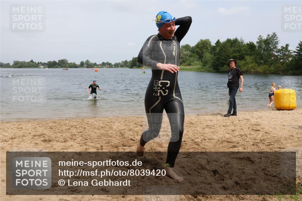 21.06.2025 - 27. Vierlanden-Triathlon Lena Gebhardt http://msf.ph/oto/8039420 15.06.2025 12:34:37 Schwimmen 1085, 1086, 1087, 1088 meine-sportfotos.de