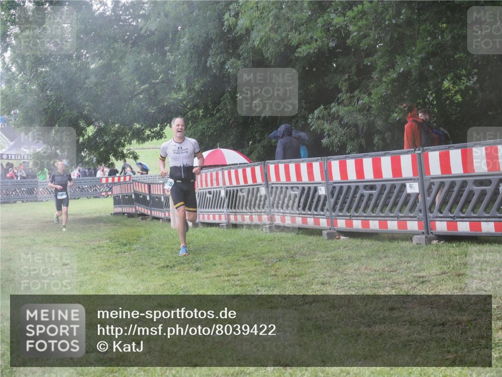 21.06.2025 - 27. Vierlanden-Triathlon KatJ http://msf.ph/oto/8039422 15.06.2025 14:23:10 Ziel 1273, 1275 meine-sportfotos.de