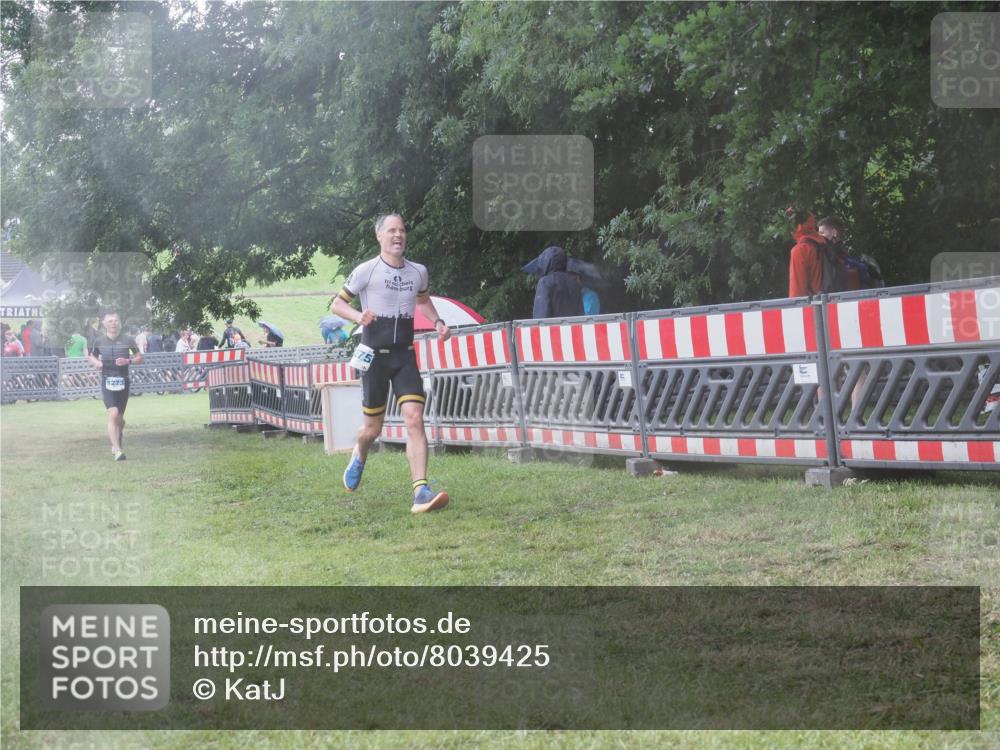 21.06.2025 - 27. Vierlanden-Triathlon KatJ http://msf.ph/oto/8039425 15.06.2025 14:23:11 Ziel 1273, 1275 meine-sportfotos.de