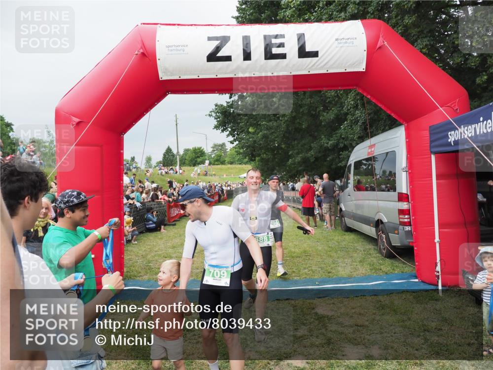 21.06.2025 - 27. Vierlanden-Triathlon MichiJ http://msf.ph/oto/8039433 15.06.2026 13:20:34 Ziel 641, 678, 688, 694, 709 meine-sportfotos.de