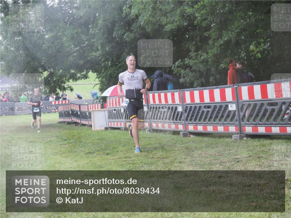 21.06.2025 - 27. Vierlanden-Triathlon KatJ http://msf.ph/oto/8039434 15.06.2025 14:23:11 Ziel 1273, 1275 meine-sportfotos.de