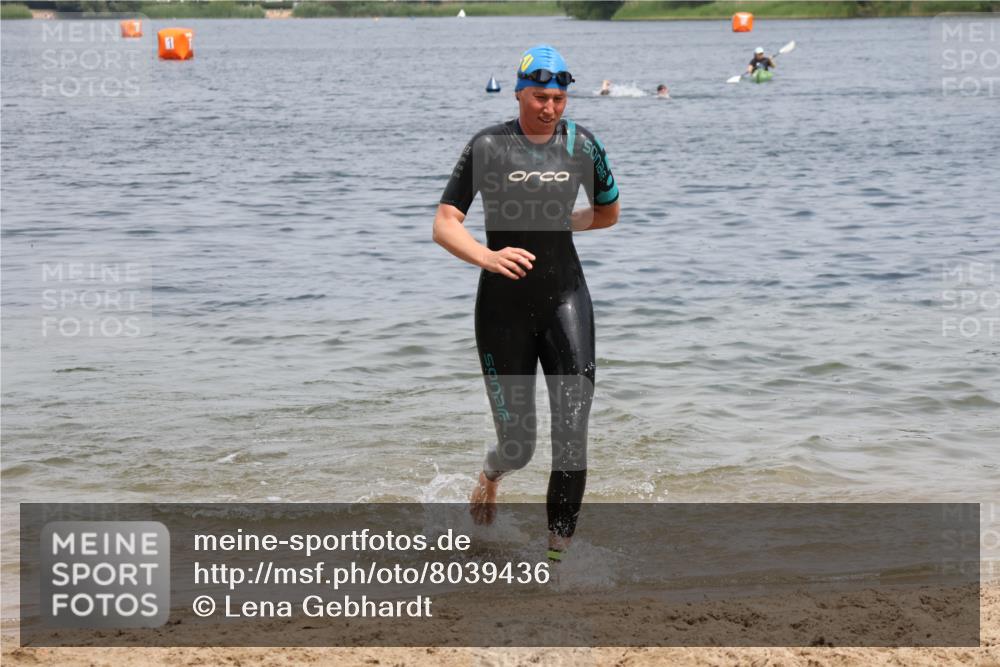 21.06.2025 - 27. Vierlanden-Triathlon Lena Gebhardt http://msf.ph/oto/8039436 15.06.2025 12:34:41 Schwimmen 1085, 1086, 1087, 1088 meine-sportfotos.de