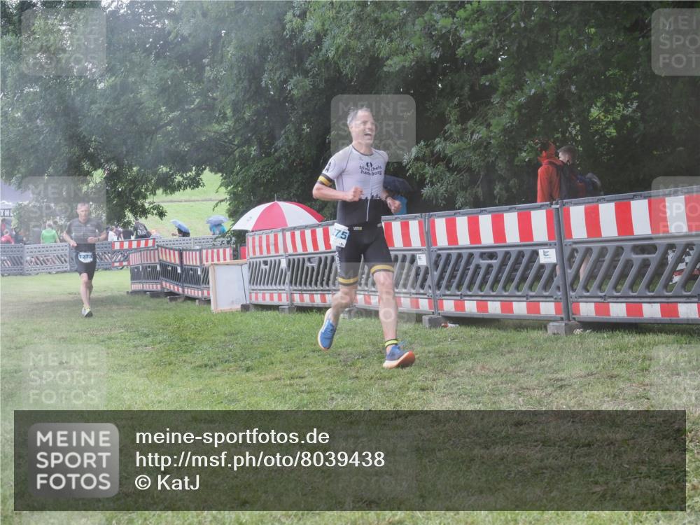 21.06.2025 - 27. Vierlanden-Triathlon KatJ http://msf.ph/oto/8039438 15.06.2025 14:23:11 Ziel 1273, 1275 meine-sportfotos.de