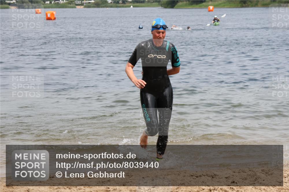 21.06.2025 - 27. Vierlanden-Triathlon Lena Gebhardt http://msf.ph/oto/8039440 15.06.2025 12:34:41 Schwimmen 1085, 1086, 1087, 1088 meine-sportfotos.de
