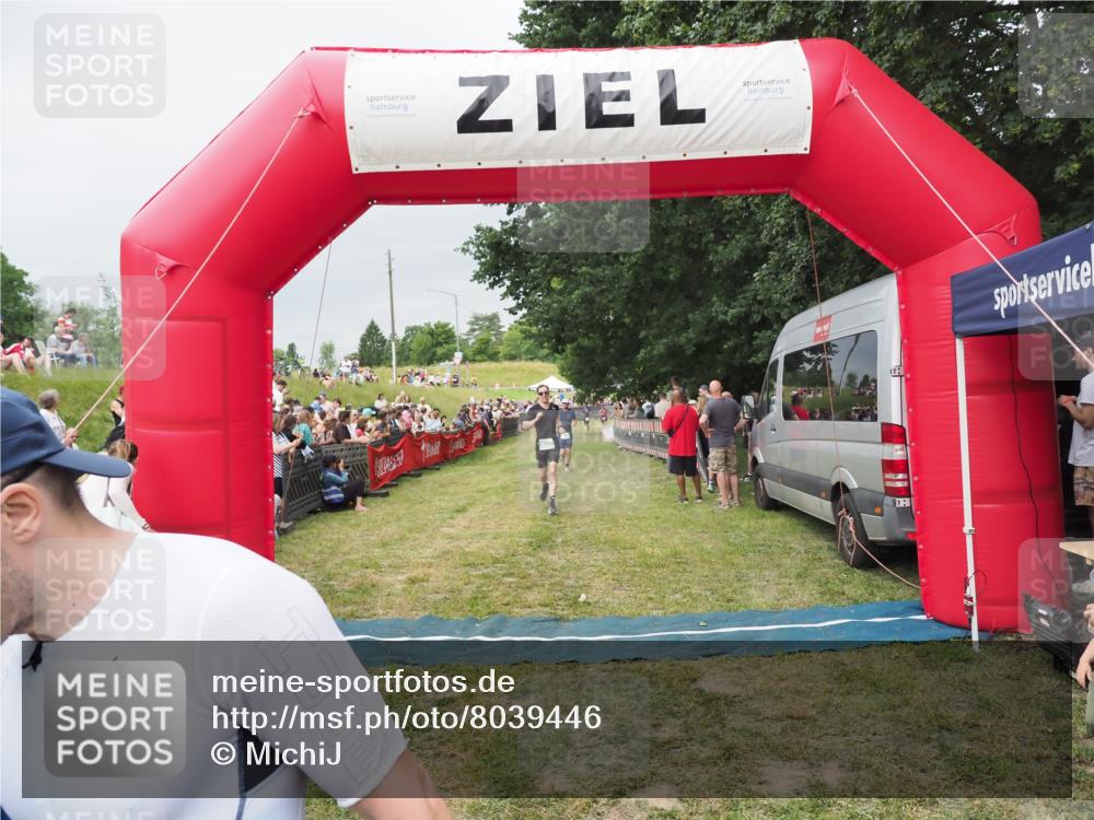 21.06.2025 - 27. Vierlanden-Triathlon MichiJ http://msf.ph/oto/8039446 15.06.2026 13:20:45 Ziel 647, 697 meine-sportfotos.de