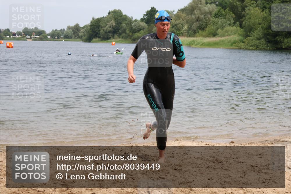21.06.2025 - 27. Vierlanden-Triathlon Lena Gebhardt http://msf.ph/oto/8039449 15.06.2025 12:34:42 Schwimmen 1085, 1086, 1087, 1088 meine-sportfotos.de