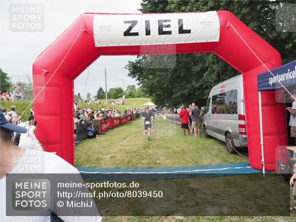21.06.2025 - 27. Vierlanden-Triathlon MichiJ http://msf.ph/oto/8039450 15.06.2026 13:20:45 Ziel 647, 697 meine-sportfotos.de