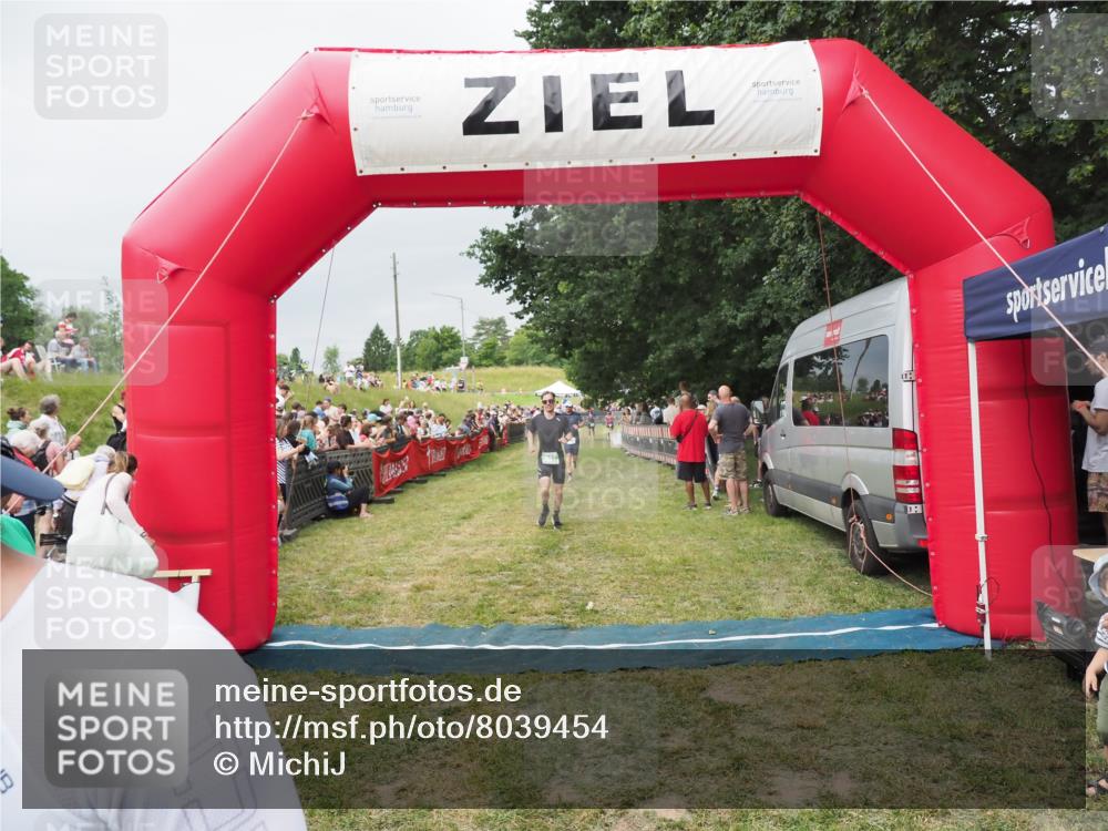 21.06.2025 - 27. Vierlanden-Triathlon MichiJ http://msf.ph/oto/8039454 15.06.2026 13:20:45 Ziel 647, 697 meine-sportfotos.de