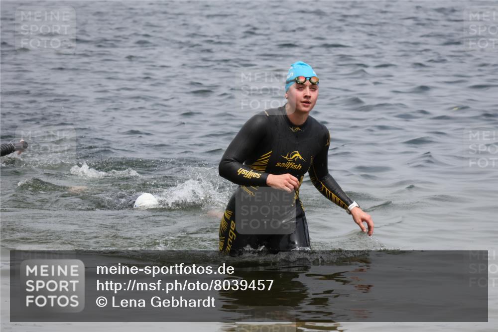 21.06.2025 - 27. Vierlanden-Triathlon Lena Gebhardt http://msf.ph/oto/8039457 15.06.2025 12:35:19 Schwimmen 1093, 1094, 1095 meine-sportfotos.de