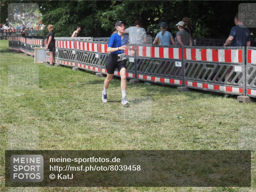 15.06.2025 - 27. Vierlanden-Triathlon KatJ http://msf.ph/oto/8039458 15.06.2025 11:36:00 Schwimmen  meine-sportfotos.de