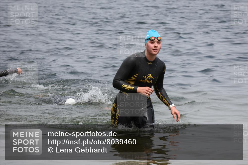 21.06.2025 - 27. Vierlanden-Triathlon Lena Gebhardt http://msf.ph/oto/8039460 15.06.2025 12:35:19 Schwimmen 1093, 1094, 1095 meine-sportfotos.de