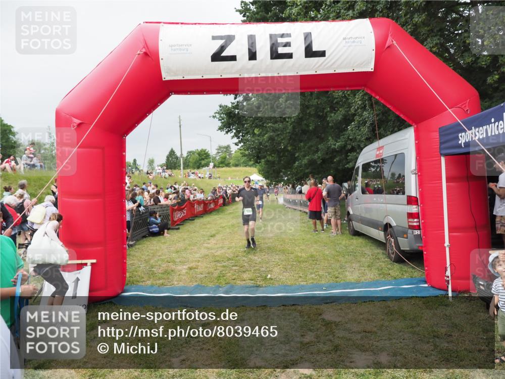 21.06.2025 - 27. Vierlanden-Triathlon MichiJ http://msf.ph/oto/8039465 15.06.2026 13:20:45 Ziel 647, 697 meine-sportfotos.de
