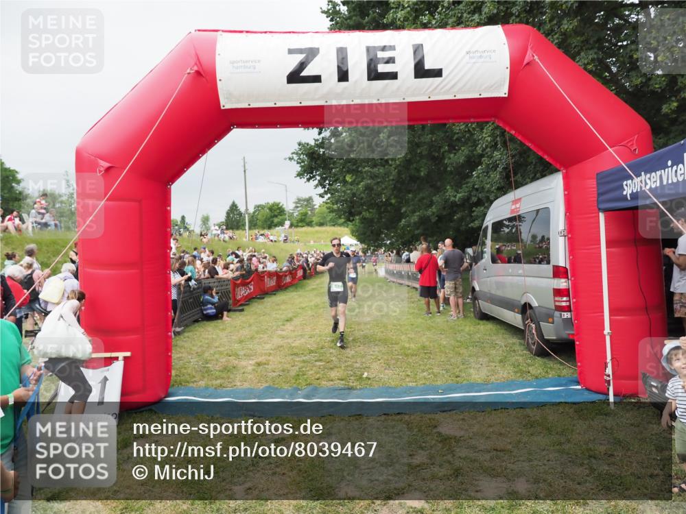 21.06.2025 - 27. Vierlanden-Triathlon MichiJ http://msf.ph/oto/8039467 15.06.2026 13:20:46 Ziel 647, 697 meine-sportfotos.de